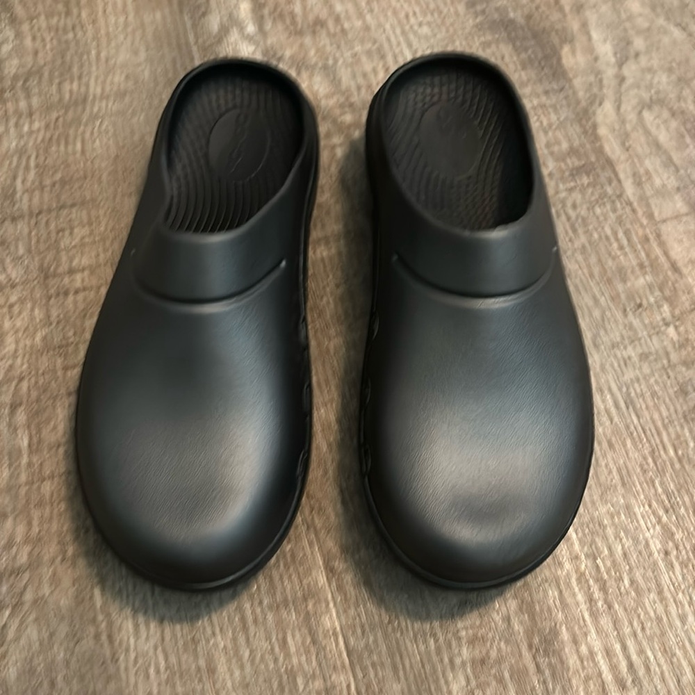 OOFOS OOcloog - lightweight recovery footwear - size women’s 7 or men’s 5